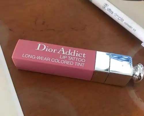 唇彩可以涂在口红上吗