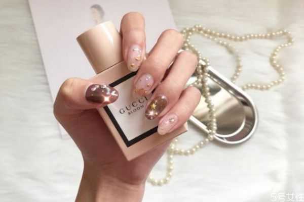 美甲先封层还是先贴钻？