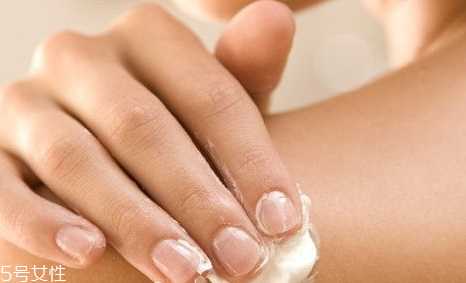 身体乳一天擦几次?身体乳的正确使用频率 身体乳一天擦几次?身体乳的正确使用频率