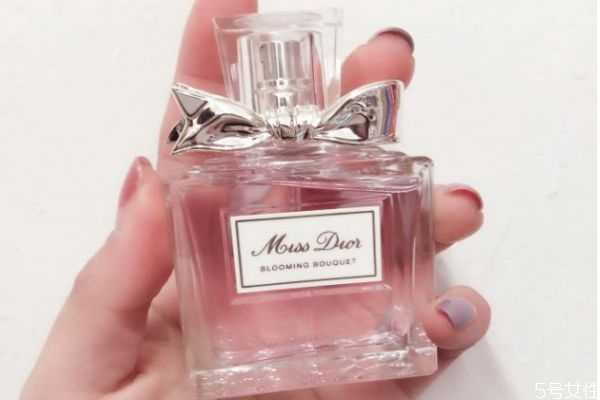 什么香水适合20岁女人？适合20岁女人的香水推荐