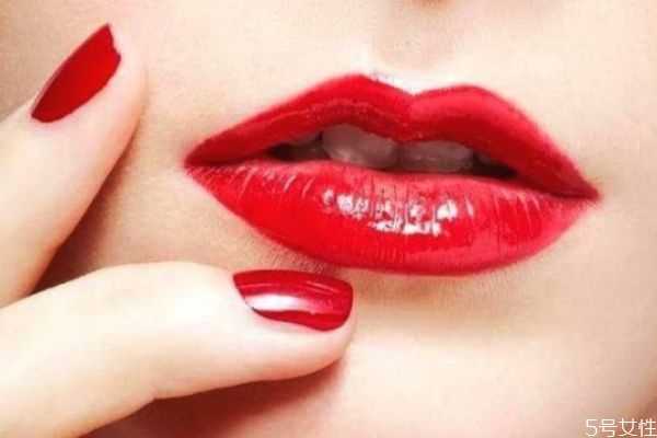 新口红第一次从哪边涂？新口红第一次怎么用