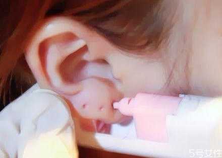 耳洞有臭味是怎么回事?枪打耳洞注意事项 耳洞有臭味是怎么回事?枪打耳洞注意事项