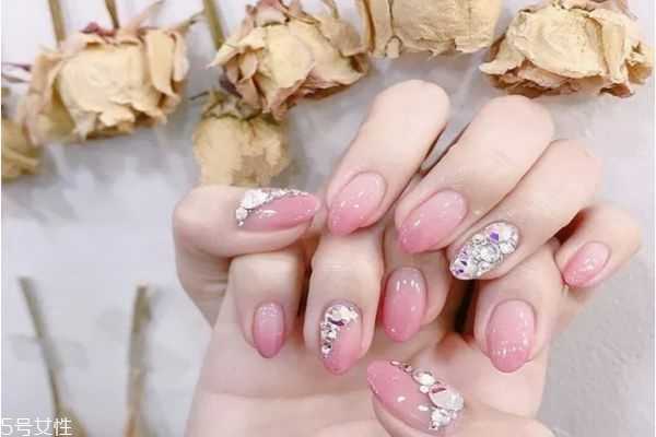 指甲油容易掉怎么办？怎么涂指甲油保持长久