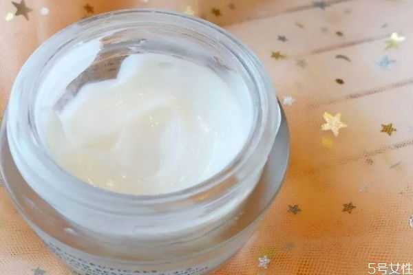 ​长期不用面霜会有什么后果？使用保湿面霜的方法