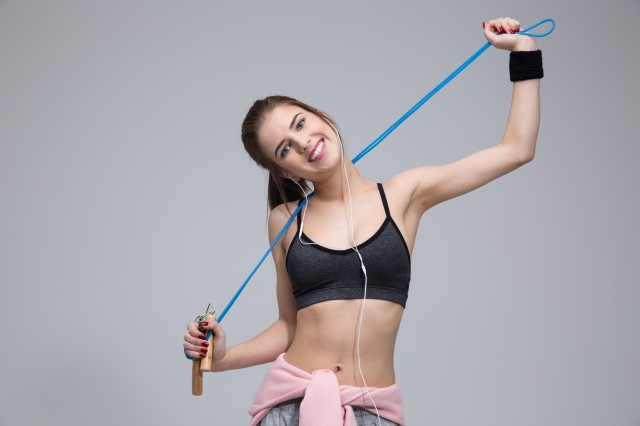 跳绳减肥一天跳多少个可以减脂 如何正确跳绳减肥