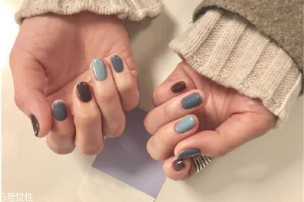 莫兰迪色美甲图 几何线条美甲图片