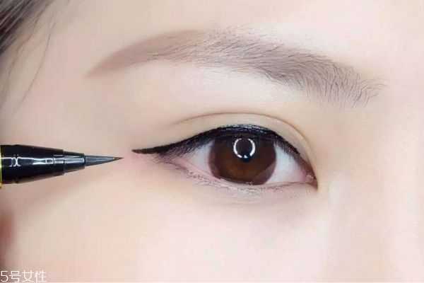 初学者自己怎么画眼线？超简单眼线画法