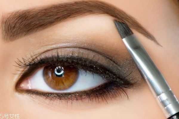 眉毛应该怎么化妆才好看？化眉毛有什么注意的呢