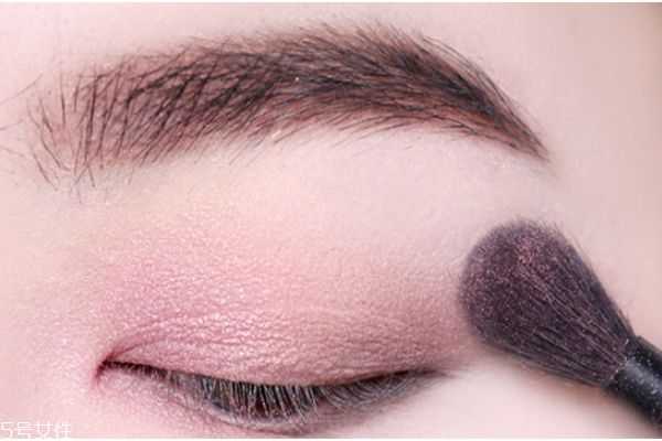 双色眼影棒要怎么用？双色眼影棒画法步骤