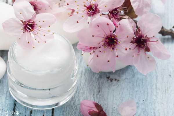 草莓鼻用什么护肤品