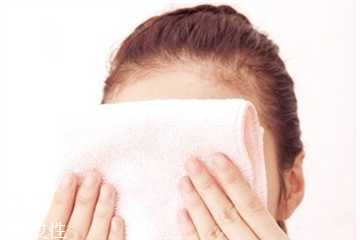 热毛巾敷眼睛去黑眼圈吗？热毛巾敷眼睛去黑眼圈的方法