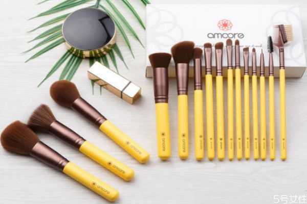 没有眼影刷能用什么代替?化妆必须要用眼影刷吗 没有眼影刷能用什么代替?化妆必须要用眼影刷吗