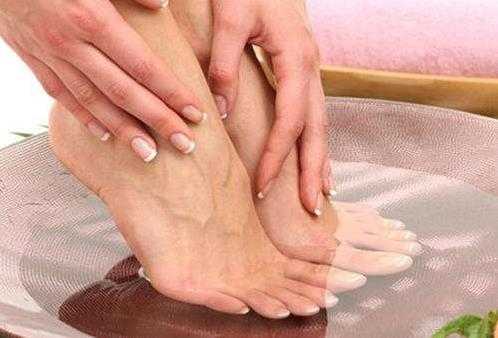 女生经期泡脚的好处！经期能不能用生姜泡脚？