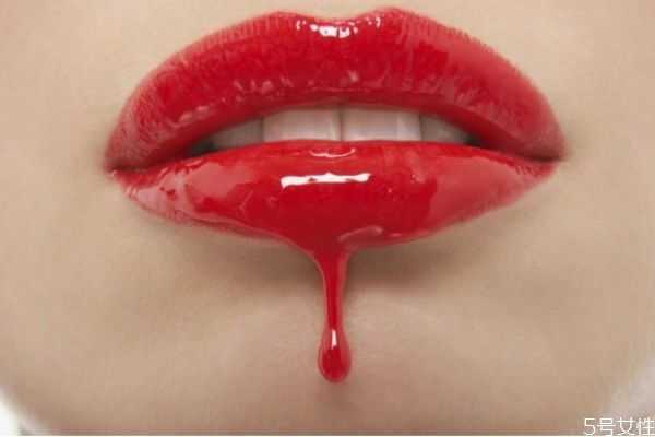 厚嘴唇适合的口红颜色?嘴唇厚不适合什么颜色口红 厚嘴唇适合的口红颜色?嘴唇厚不适合什么颜色口红
