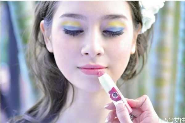 皮肤太干化妆起皮怎么办?皮肤干化妆脸起皮小妙招 皮肤太干化妆起皮怎么办?皮肤干化妆脸起皮小妙招