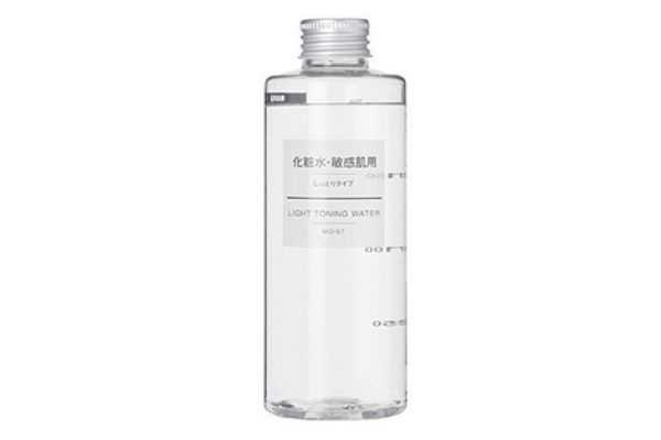 化妆水需要避开眼部吗 化妆水需要避开眼部吗