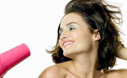 吹头发先吹发根还是发尾?头发自然干还是吹干好 吹头发先吹发根还是发尾?头发自然干还是吹干好