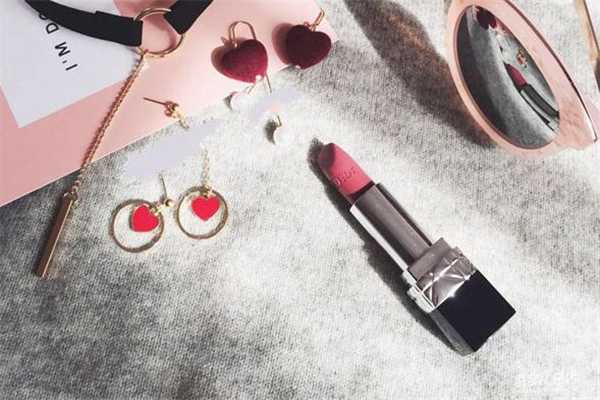 迪奥772适合黄皮吗?迪奥772是哑光还是滋润的 迪奥772适合黄皮吗?迪奥772是哑光还是滋润的