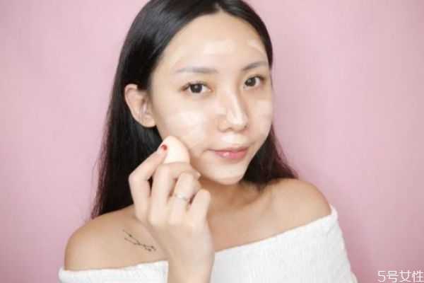 粉底液用刷子和用海绵有何区别？底妆用刷子还是海绵