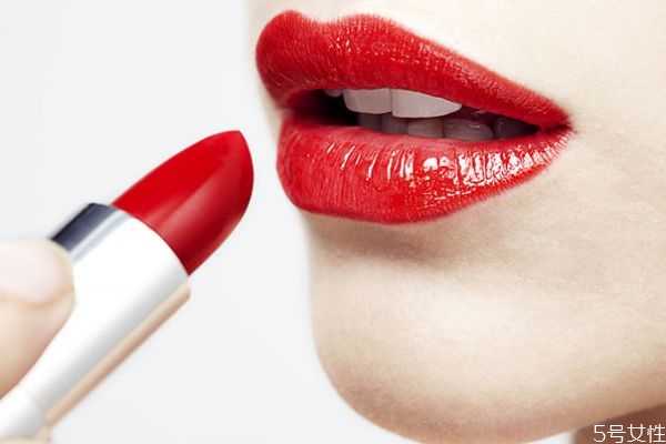 涂口红晚上用清水洗好吗？卸妆水怎么卸口红