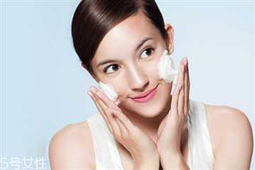 不同肌肤怎样洗脸？护肤品该如何挑选