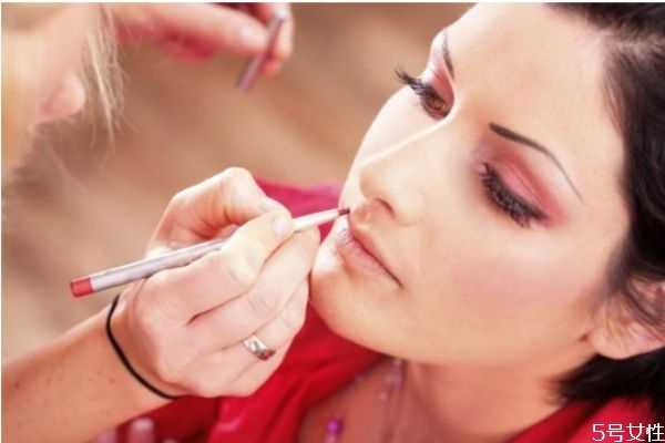 皮肤太干化妆起皮怎么办?皮肤干化妆脸起皮小妙招 皮肤太干化妆起皮怎么办?皮肤干化妆脸起皮小妙招