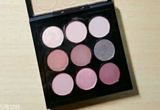 眼影打底色什么颜色显白显年轻？