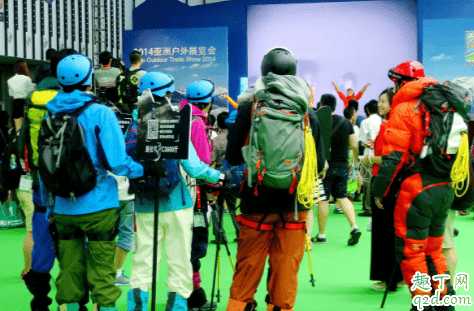 羽绒服和冲锋衣区别在哪?冬天穿羽绒服还是冲锋衣保暖 羽绒服和冲锋衣区别在哪?冬天穿羽绒服还是冲锋衣保暖