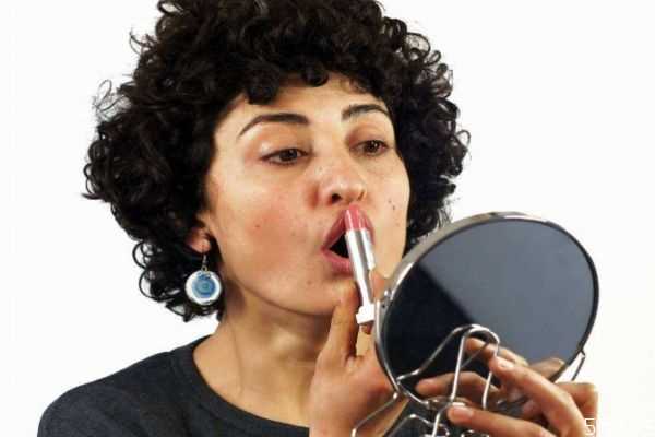 嘴巴厚涂口红油腻怎么处理？厚嘴唇怎样涂口红