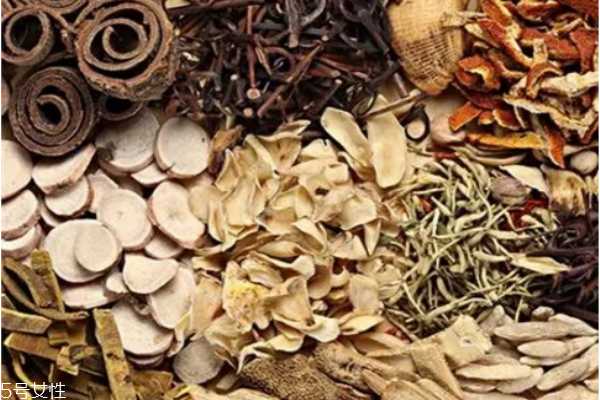 皮肤暗黄黑眼圈重怎么办