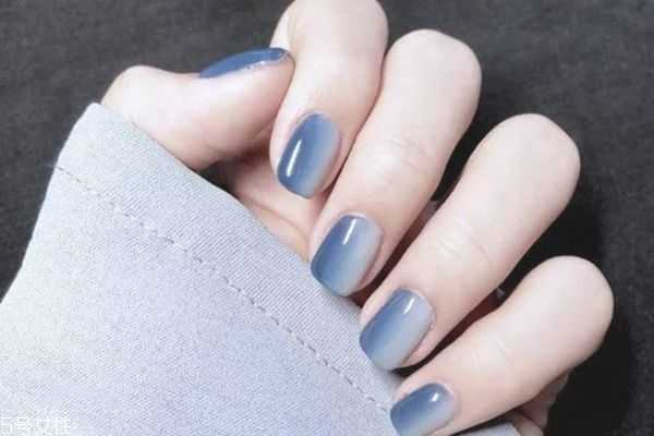 莫兰迪色美甲图 几何线条美甲图片