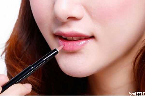 润唇膏和唇部打底有什么区别？护唇膏和润唇膏一样吗