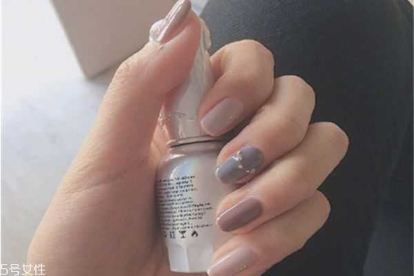 莫兰迪色美甲图 几何线条美甲图片