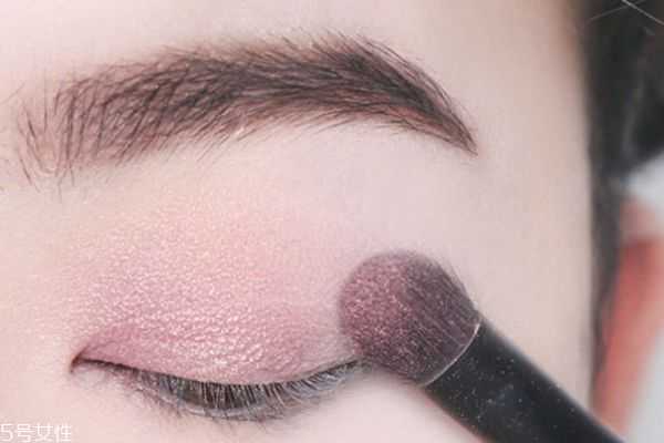 双色眼影棒要怎么用？双色眼影棒画法步骤