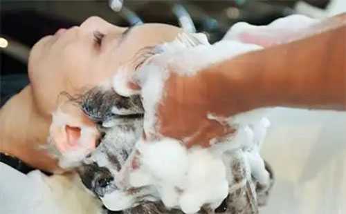 染发霜怎么洗掉？染发霜染到皮肤怎么清理