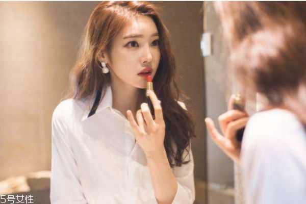 经常涂口红有什么危害？涂口红时的注意事项