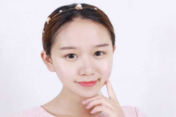 夏天脸上出油的原因 为什么夏天脸上会出油