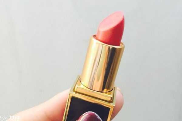 唇色暗紫适合什么口红？黄皮唇色深口红推荐