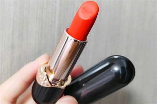 卡姿兰小黑管02精灵是什么颜色？适合素颜吗