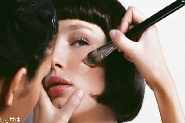 粉底不服帖有哪些原因？手指上粉底好吗