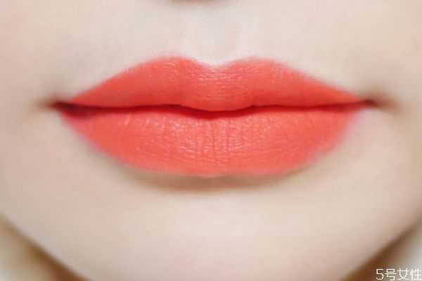 西柚色口红适合的肤色 皮肤不白的人适合什么颜色口红