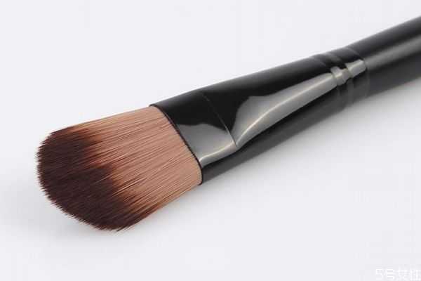 遮瑕膏用手还是刷子？遮瑕膏用手和刷子的区别
