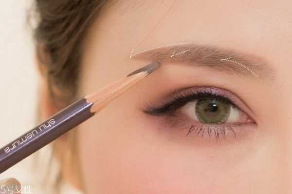 眉毛应该怎么化妆才好看？化眉毛有什么注意的呢