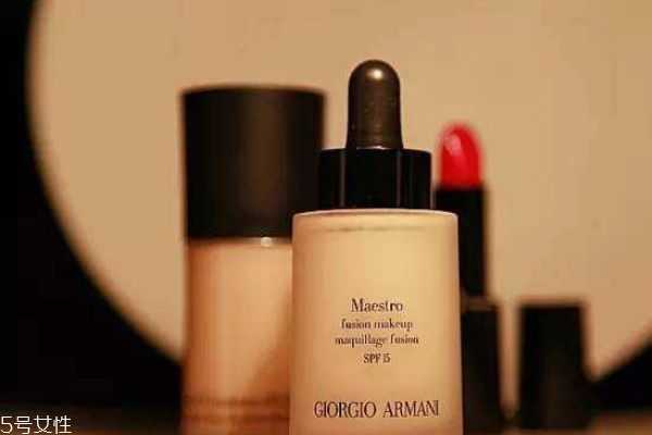 粉底和素颜霜先用哪个?素颜霜粉底液使用步骤 粉底和素颜霜先用哪个?素颜霜粉底液使用步骤