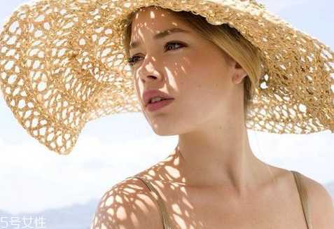 皮肤缺水的原因有哪些？改善皮肤干燥的补水小方法