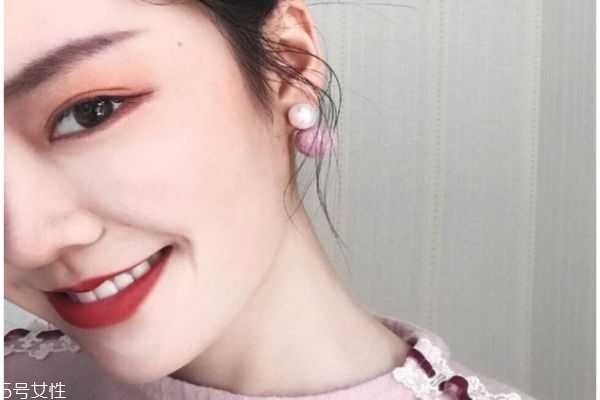 唇色暗紫适合什么口红？黄皮唇色深口红推荐