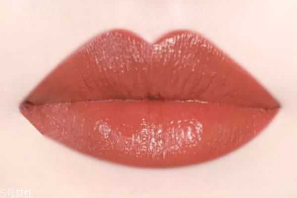 脏橘色适合黄皮吗？