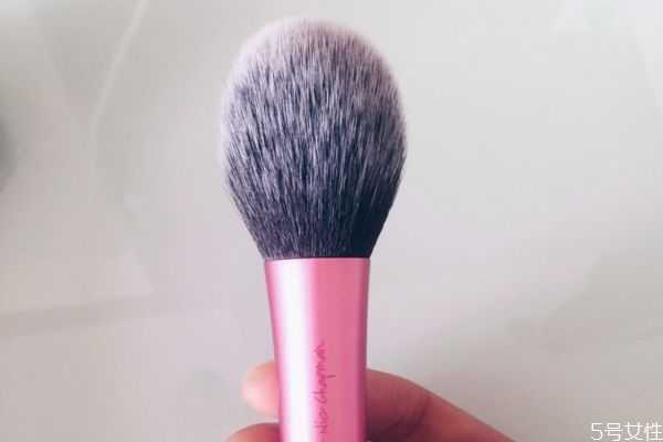 没有刷子怎么上腮红？徒手上腮红的方法