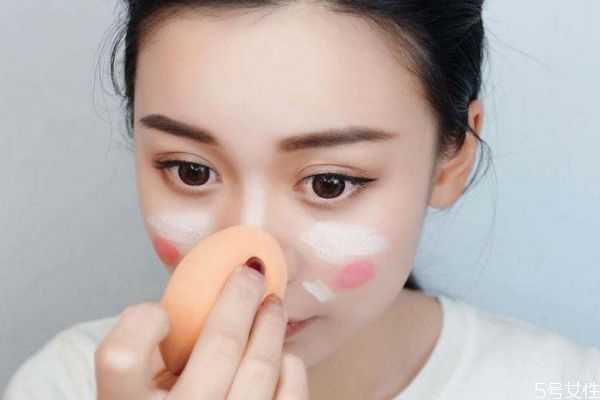 上隔离美妆蛋要打湿吗？美妆蛋涂隔离需要打湿吗