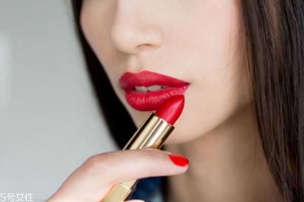 唇色暗紫适合什么口红？黄皮唇色深口红推荐